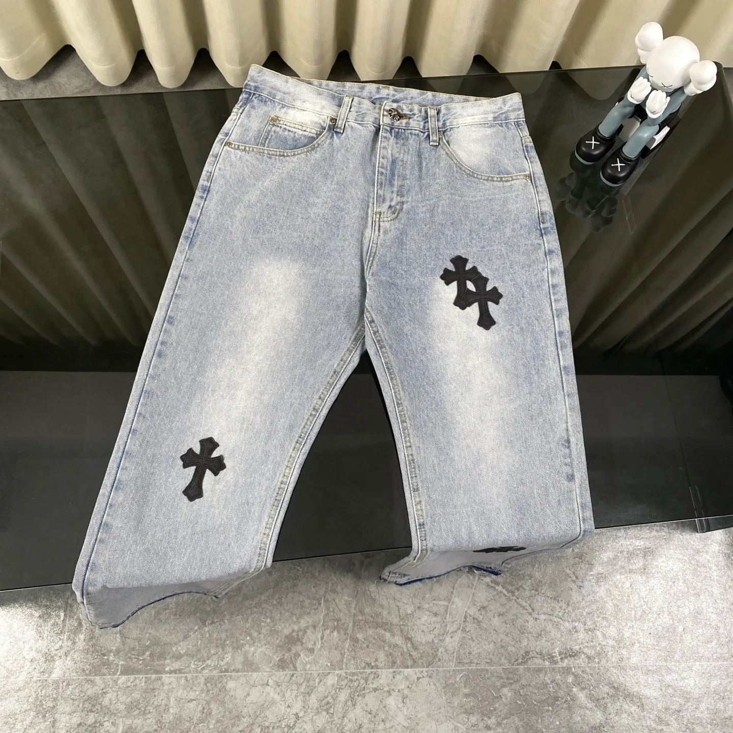🅿️240 The correct version of Chroe Hets CH black leather jeans, priced at 4W level, patchwork cross pattern embellishment, high-waisted washed jeans! ! Absolutely high-end luxury products, 1.9W level god-level single products, super popular products, built with top heavy industry, a magic weapon that cannot be missed [About Zangyin] This is an extremely luxurious fashion brand that can also be called the aristocrats of the high street. It has always been an exclusive brand for some hipsters or rich second generations. Compared with ordinary high streets, it is more luxurious and noble. Compared with luxury brands, it has a more fashionable personality and has always been a brand that I have a special liking for. A6632 [Top heavy industry fashionable design] Consistently high-street luxury style creation. Speaking of this style, the Zangyin family and GU family are definitely the leading representative brands. Especially the Zangyin family has really achieved a state-of-the-art effect in creating high-street style. The color system of this model is made of unique washed materials. It is already quite eye-catching. It is decorated with pink patchwork cross flowers, which cleverly highlights the charm of the brand. Secondly, this model uses classic The classic high-waist cutting design highlights the long legs and the fashionable temperament of the upper body. The brand is highly recognizable and the slim fit configuration is more suitable for daily wear. This product is a product that interprets personality, fashion, and specifications at a glance. This single product is enough to make any fan excited. It can be a white T-shirt for youthful preppy style, or a tight sling for royal lady style. It has strong matching ability and can be easily controlled by men.  [Material and craftsmanship] Needless to say, this point goes without saying. As an excellent craftsman brand, Zangyin has really perfect requirements for details and craftsmanship. The washed color of this model has gone through so many processes, not to mention the embellishment of the denim appliqués. It is also purely handmade and sewn. Just like what they believe in, only handmade things have soul and have the meaning of wear. A top-notch heavy-duty fashionable denim item, I look forward to your perfect interpretation! ! 28-34 corresponds to S-XL